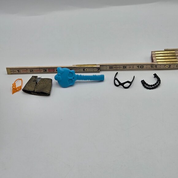 Monster High Doll Accessories Set: Brush Chain Mask Necklace & Fabric - Picture 4 of 4